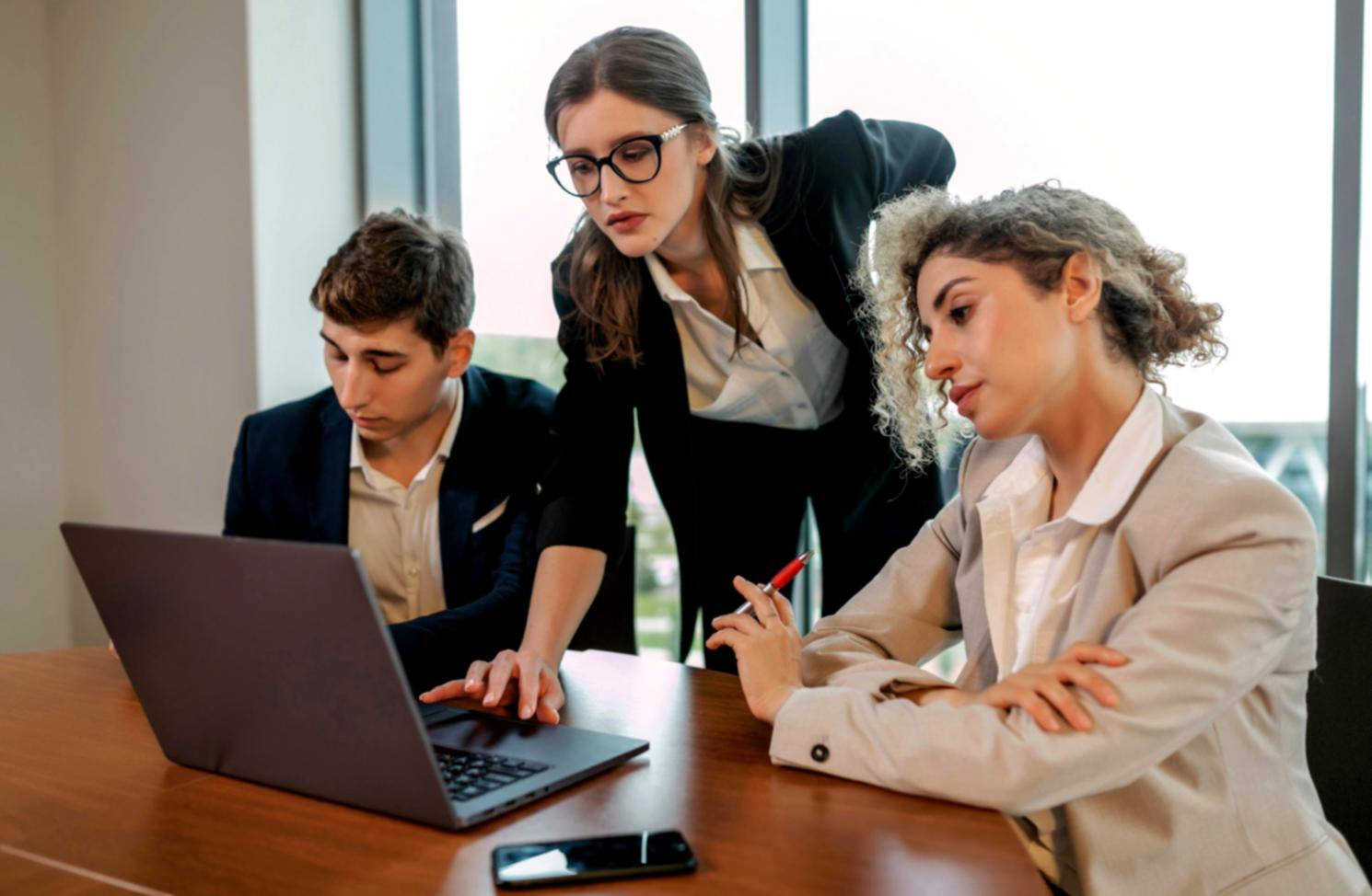Equipo de maroviquenst trabajando en planificación financiera personalizada
